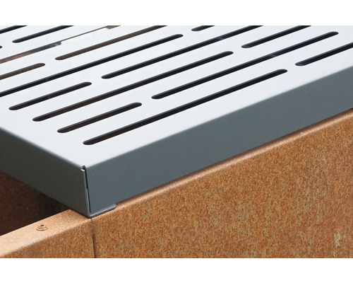 Metalen afdekking met sleuven op een roestoppervlak