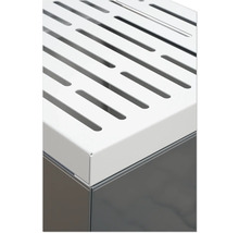 Detailopname van een witte, geperforeerde afdekking