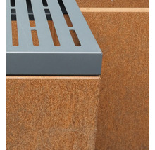 Detailopname van een bank met een metalen zitting en een voet van cortenstaal