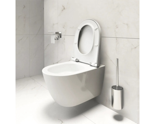 Wandcloset met open toiletdeksel, toiletpapierhouder en toiletborstel in de badkamer