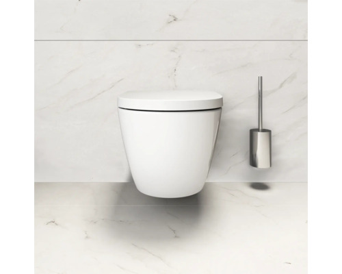 Wandhangend toilet met toiletborstel in een badkamer met marmeren tegels