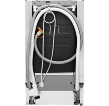 Achteraanzicht van een vaatwasser met aansluitslangen