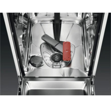 Binnenkant van een vaatwasser met zeef, sproeiarm en doseerder