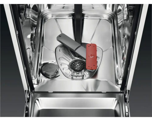 Binnenkant van een vaatwasser met zeef, sproeiarm en doseerder