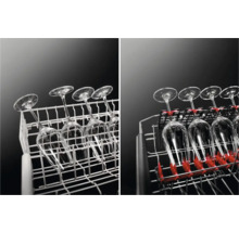 Glazen in een vaatwasser met glashouders