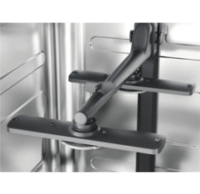 Interieur van een vaatwasser met sproeiarm