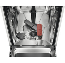 Interieur van een vaatwasser met sproeiarm, zeef en doseerkamer