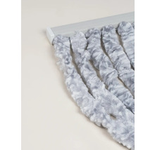 Decoratieve sjaal met pluizige franjes aan gordijnroede