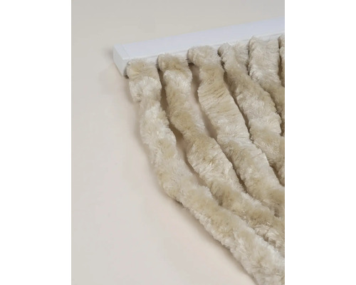 Decoratieve sjaal met franjes aan gordijnroede