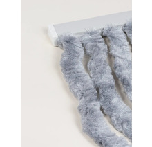 Grijze draadgordijn aan gordijnrail