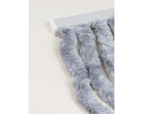 Grijze draadgordijn aan gordijnrail