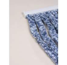 Decoratieve sjaal met pluizige draden op gordijnroede