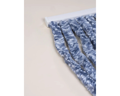 Decoratieve sjaal met pluizige draden op gordijnroede