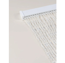 Decoratieve sjaals met kralen en gordijnrail