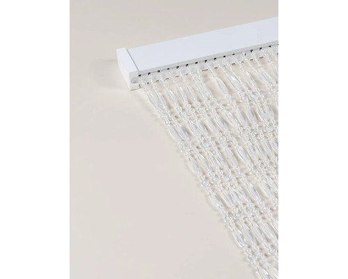 Decoratieve sjaals met kralen en gordijnrail