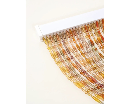 Decoratief kralengordijn met glaskralen op een witte lijst