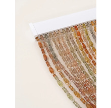 Decoratief gordijn met kunststof kralen aan een witte lijst voor interieurdecoratie