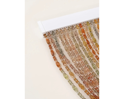 Decoratief gordijn met kunststof kralen aan een witte lijst voor interieurdecoratie