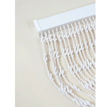 Decoratief draadgordijn met gedraaide witte draden en witte ophangrail.