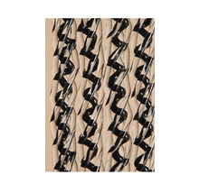 Close-up van zwarte kabelkanalen op een beige achtergrond