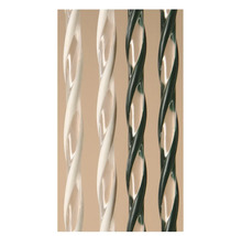 Twee transparante en twee gekleurde gedraaide staven van kunststof