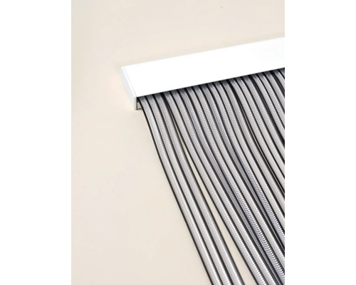 Gordijn met lamellen aan een rail