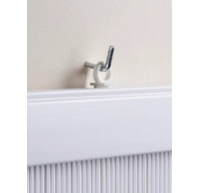 Metalen haak met kunststof oog aan de muur bevestigd