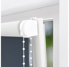 Gedetailleerd zicht op een wit rolgordijn met kettingbediening bij het raam