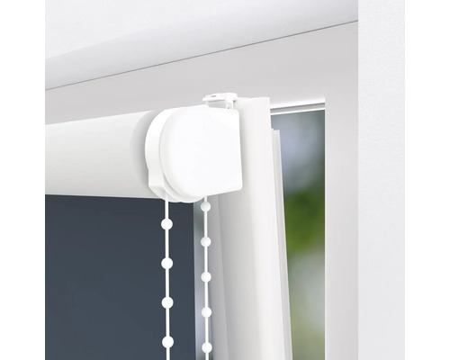 Gedetailleerd zicht op een wit rolgordijn met kettingbediening bij het raam