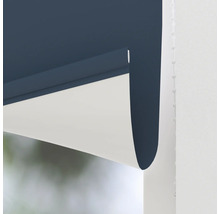 Detail van een blauw-wit rolgordijn met kettingbediening