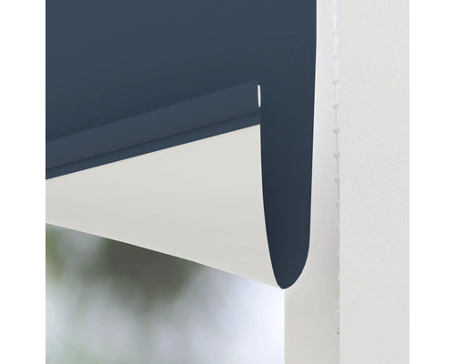 Detail van een blauw-wit rolgordijn met kettingbediening