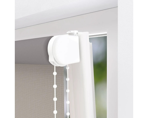 Detailopname van een rolgordijn met bedieningsketting voor raamdecoratie