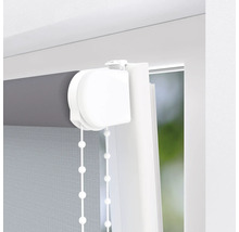 Detailopname van een rolgordijn bij het raam met kettingbediening.