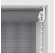 Grijs rolgordijn met kettingbediening in een raamkozijn