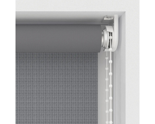 Grijs rolgordijn met kettingbediening in een raamkozijn