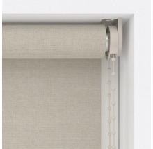 Detailopname van een stoffen rolgordijn bij het raam