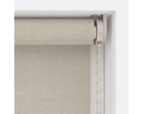 Detailopname van een stoffen rolgordijn bij het raam