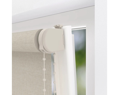 Detailopname van een rolgordijn bij het raam