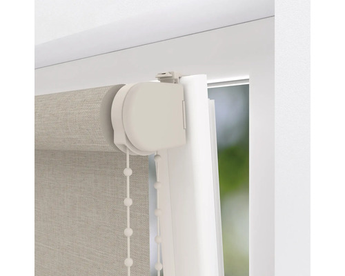 Detailopname van een rolgordijn met kettingbediening voor raamdecoratie
