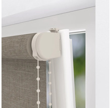 Gedetailleerde opname van een rolgordijn met kettingbediening op het raam