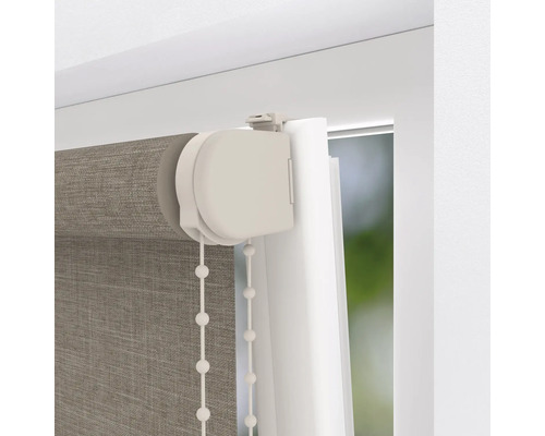 Gedetailleerde opname van een rolgordijn met kettingbediening op het raam