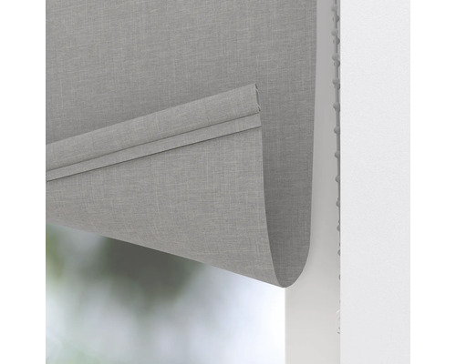 Gedeeltelijk neergelaten grijs vouwgordijn