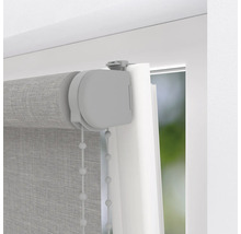 Detailopname van een grijs rolgordijn met kettingbediening bij het raam