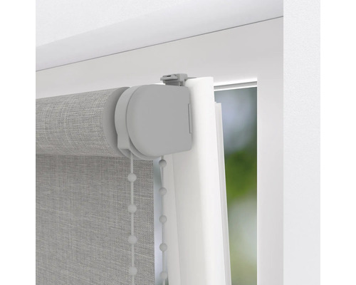 Detailopname van een grijs rolgordijn met kettingbediening bij het raam