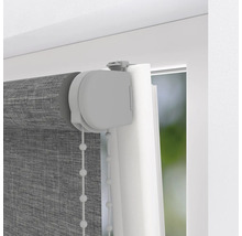 Detailweergave van een grijs rolgordijn met kettingbediening op het raam