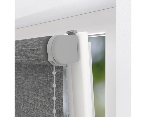 Detailweergave van een grijs rolgordijn met kettingbediening op het raam