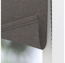 Detailopname van een grijs vouwgordijn met kettingbediening