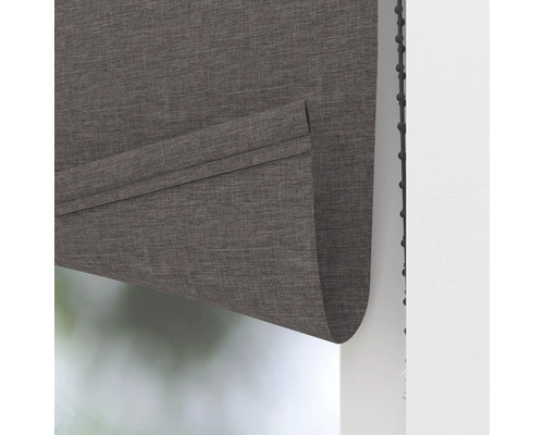 Detailopname van een grijs vouwgordijn met kettingbediening