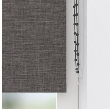 Grijs rolgordijn aan het raam met bedieningsketting