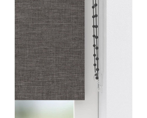 Grijs rolgordijn aan het raam met bedieningsketting